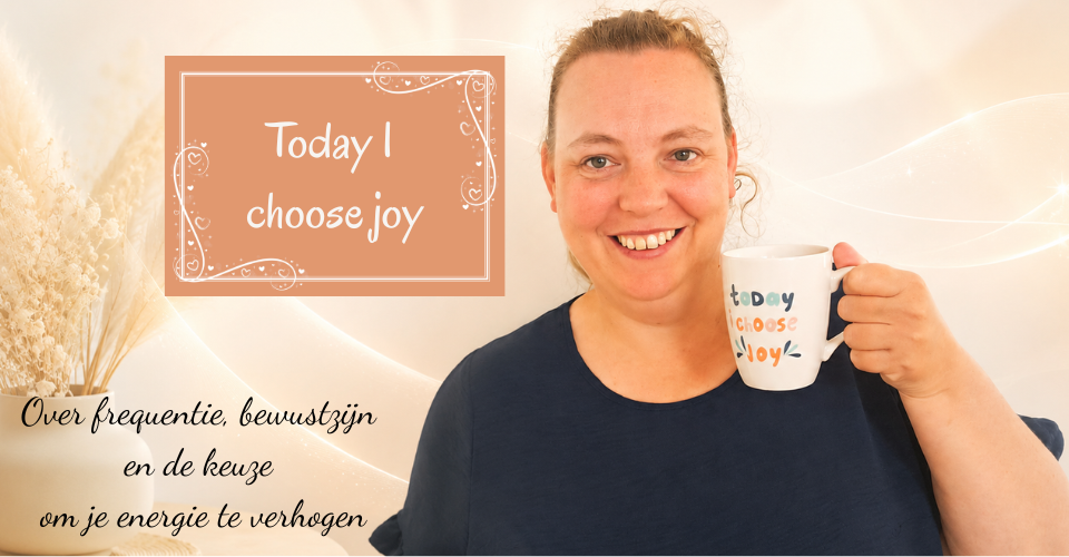 Lindsy van Hoogsensitief Alternatief met een koffiekopje waarop Today I choose joy staat, als symbool voor bewust kiezen voor vreugde en je frequentie verhogen.