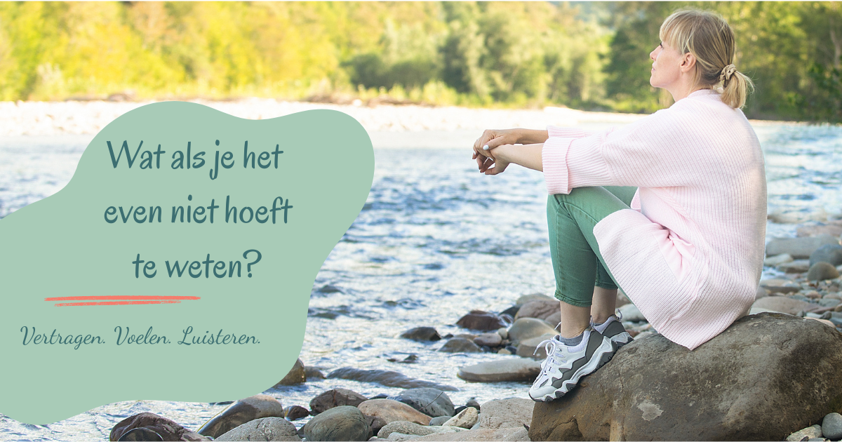 Vrouw aan het water die vertraagt en naar binnen keert tijdens een moment van rust